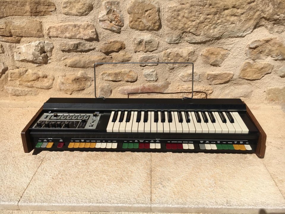 Roland SH-2000