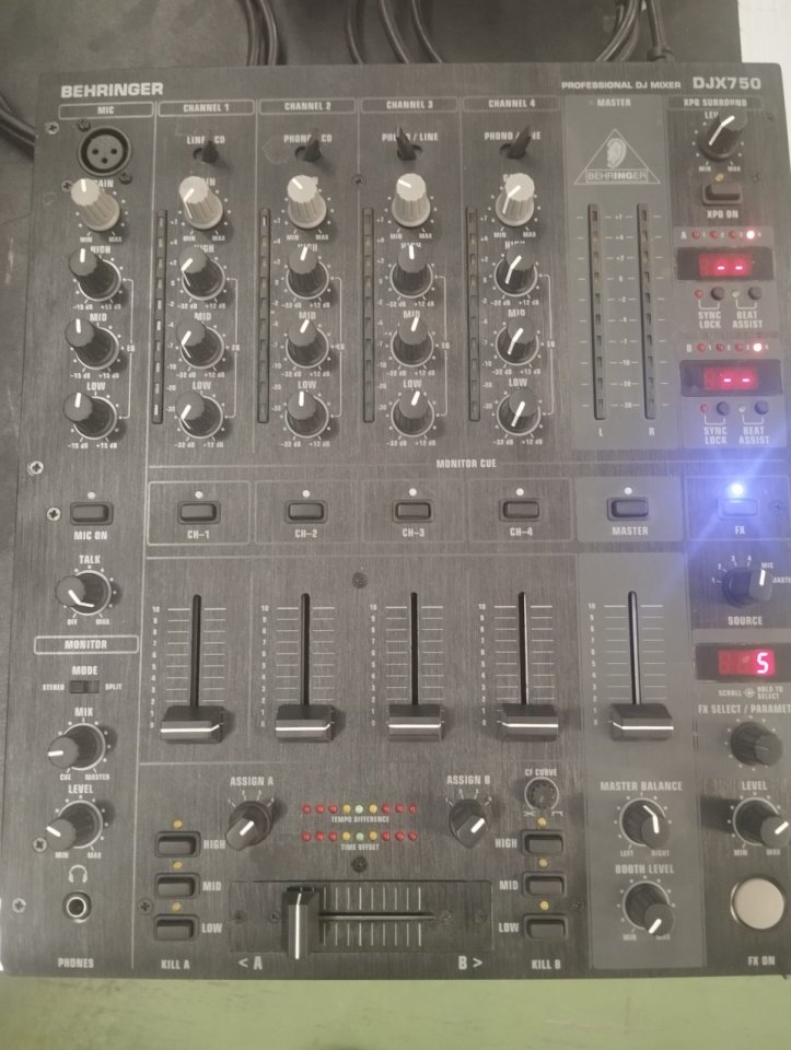Mesa mezclas Behringer Djx750 de segunda mano · Foto 1 de 3 · Zaragoza · 100 €