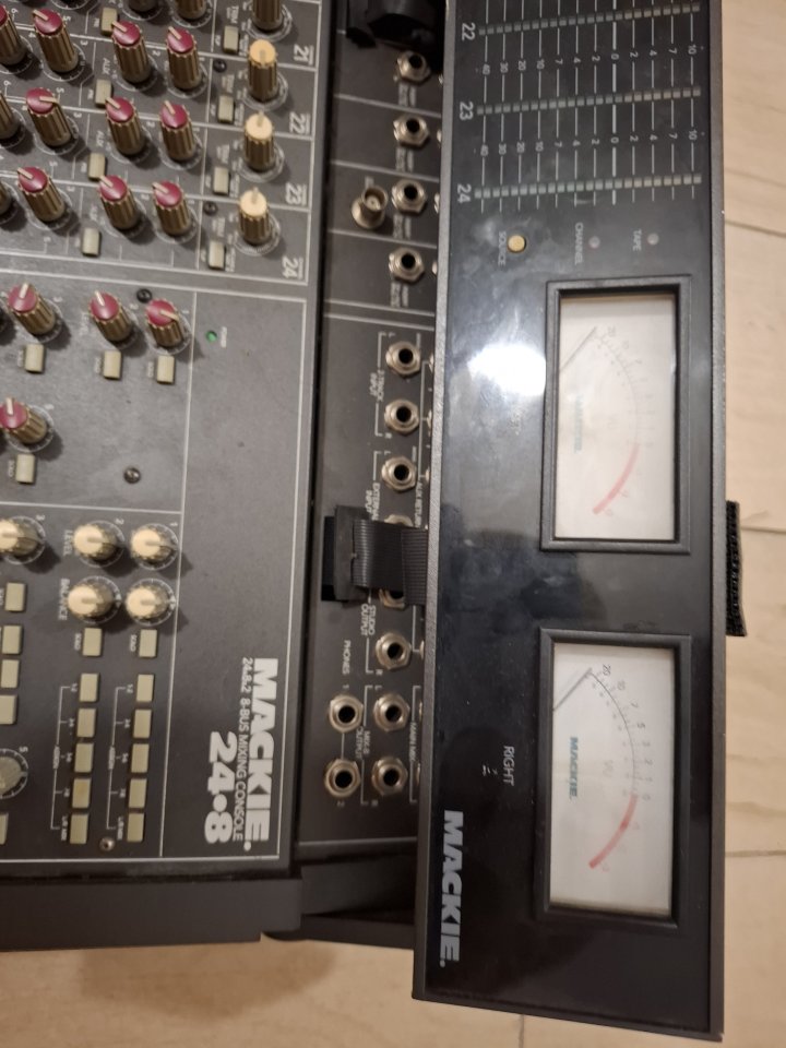 Mesa Mackie 24.8x2 8 bus analógica de segunda mano · Foto 7 de 10 · Navarra · 400 €