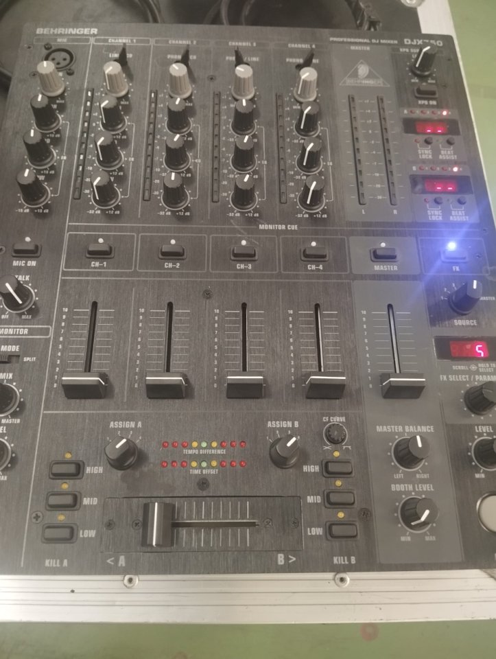 Mesa mezclas Behringer Djx750 de segunda mano · Foto 2 de 3 · Zaragoza · 100 €
