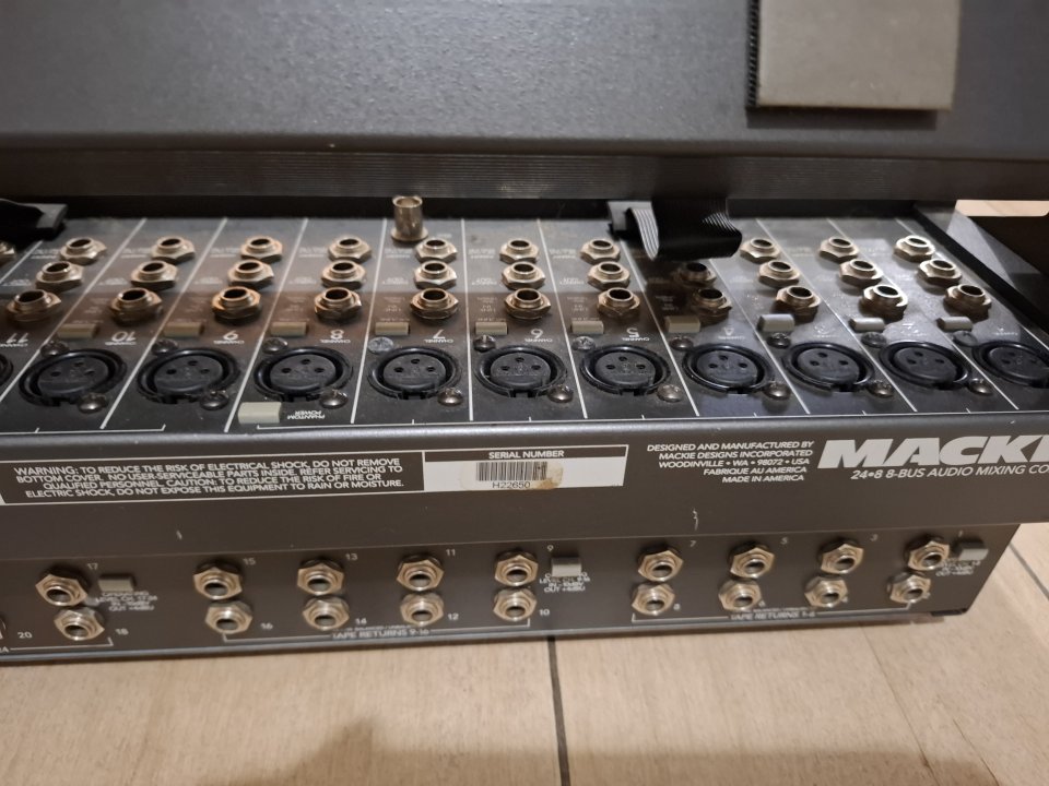 Mesa Mackie 24.8x2 8 bus analógica de segunda mano · Foto 8 de 10 · Navarra · 400 €