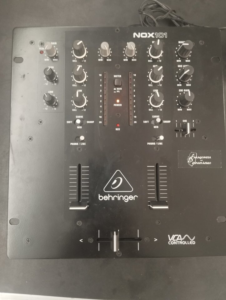 Mesa mezclas Behringer Nox101 de segunda mano · Foto 1 de 4 · Zaragoza · 60 €