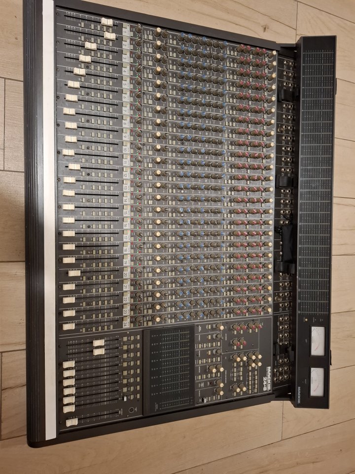Mesa Mackie 24.8x2 8 bus analógica de segunda mano · Foto 10 de 10 · Navarra · 400 €