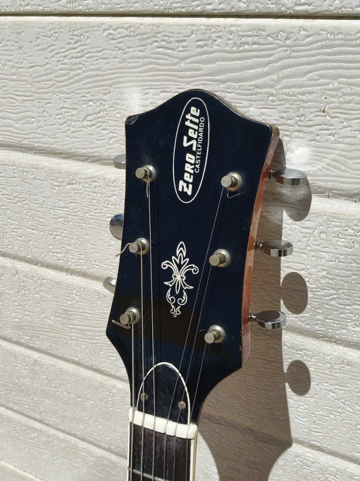 Guitarra eléctrica de caja Zerosette de 1966