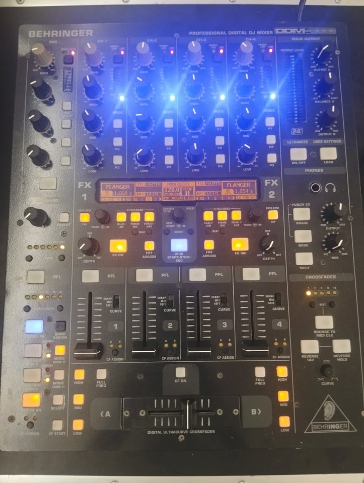 Mesa mezclas Behringer DDM4000 de segunda mano · Foto 1 de 3 · Zaragoza · 200 €
