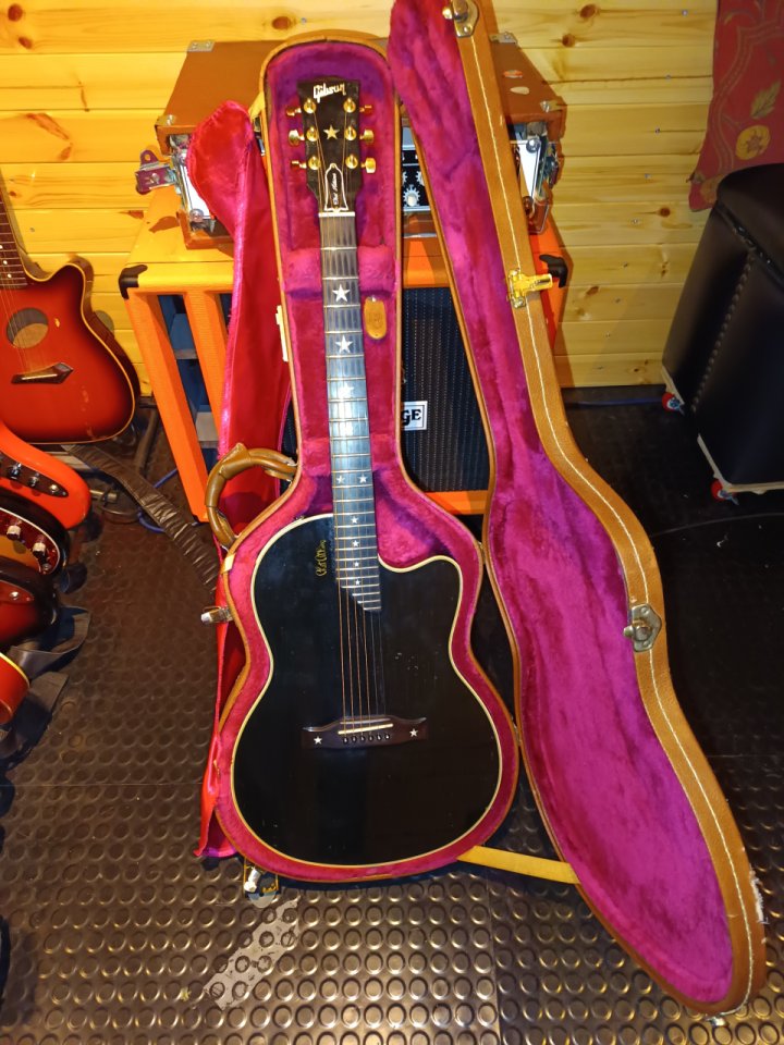 Guitarra Gibson Chet Atkins SST negra