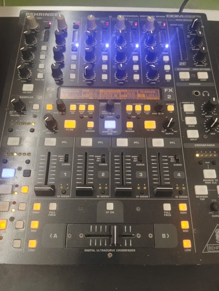 Mesa mezclas Behringer DDM4000 de segunda mano · Foto 2 de 3 · Zaragoza · 200 €