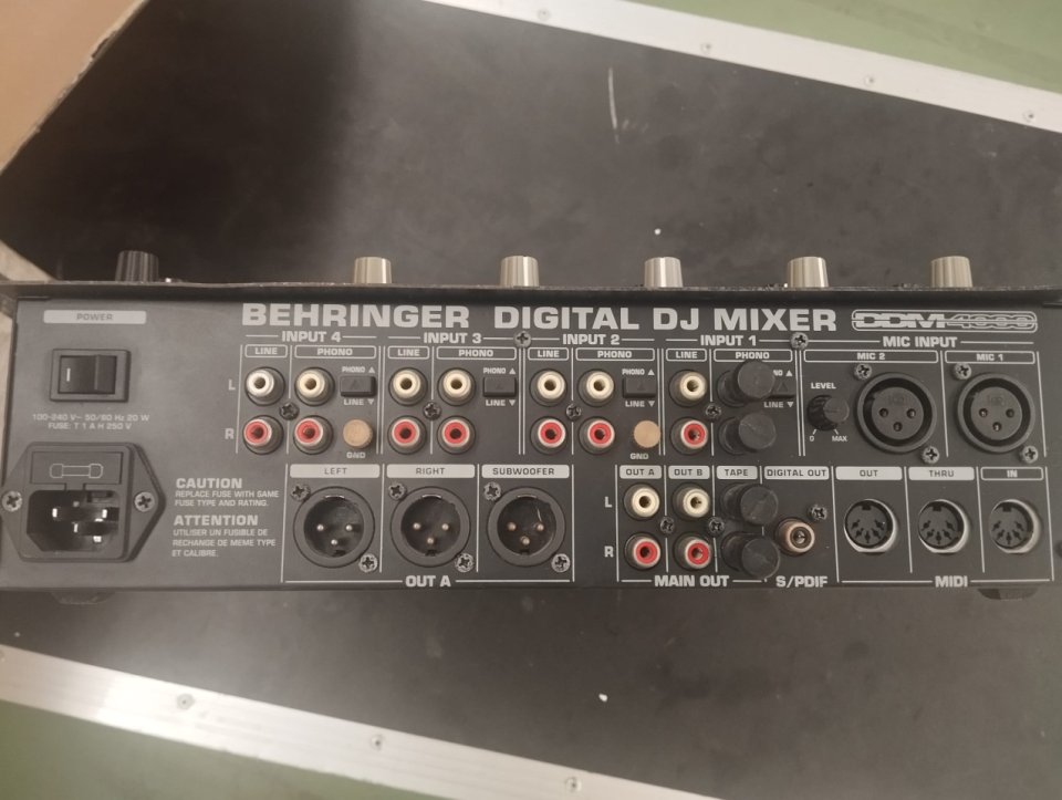 Mesa mezclas Behringer DDM4000 de segunda mano · Foto 3 de 3 · Zaragoza · 200 €