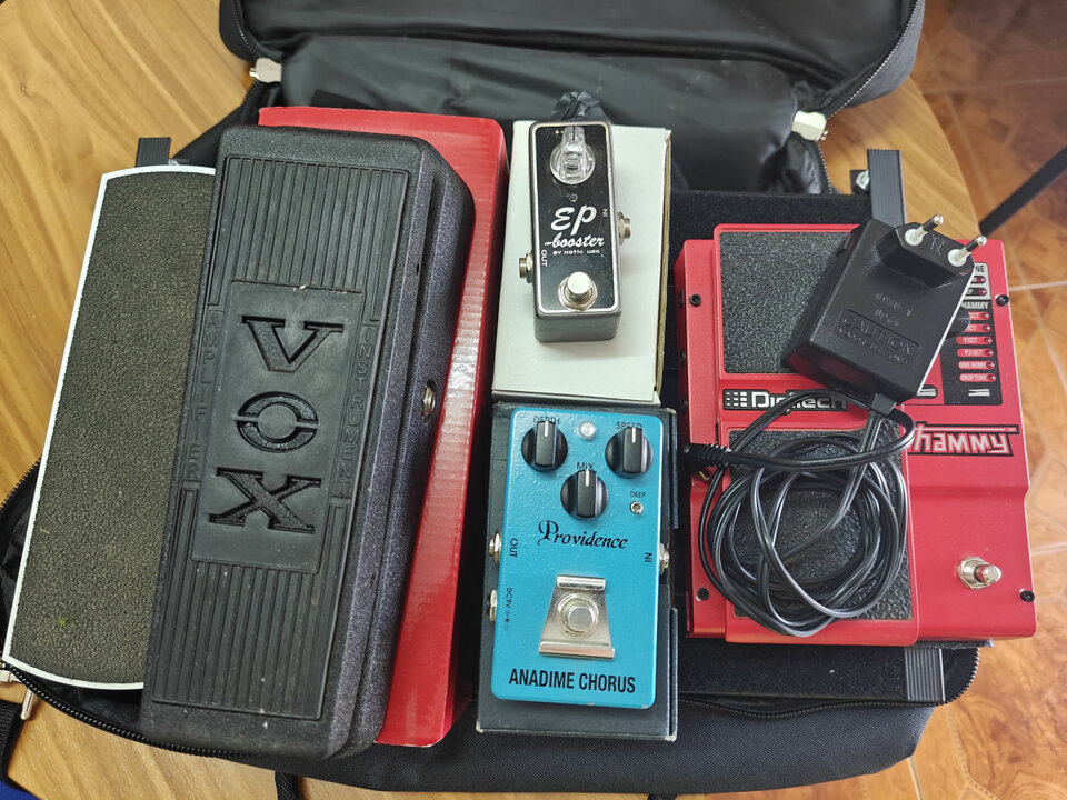 Varios Pedales y Pedalboard