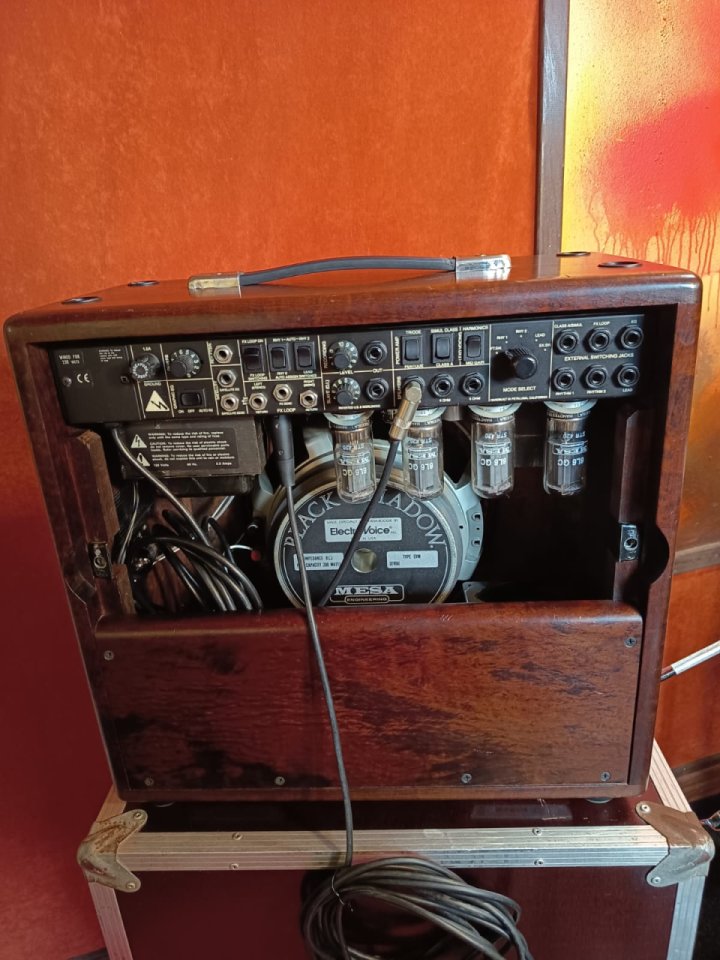 Mesa Boogie Mark IV  ( mueble de madera y rejilla de mimbre )