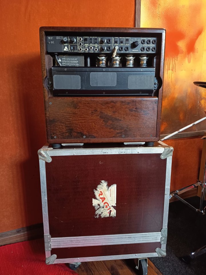 Mesa Boogie Mark IV  ( mueble de madera y rejilla de mimbre )