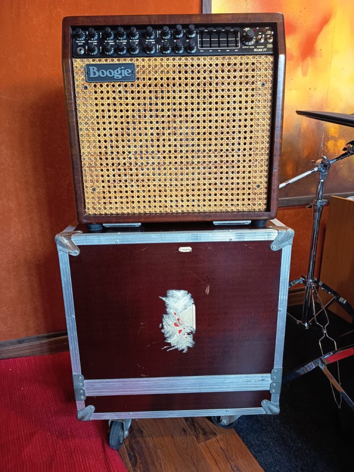 Mesa Boogie Mark IV  ( mueble de madera y rejilla de mimbre )