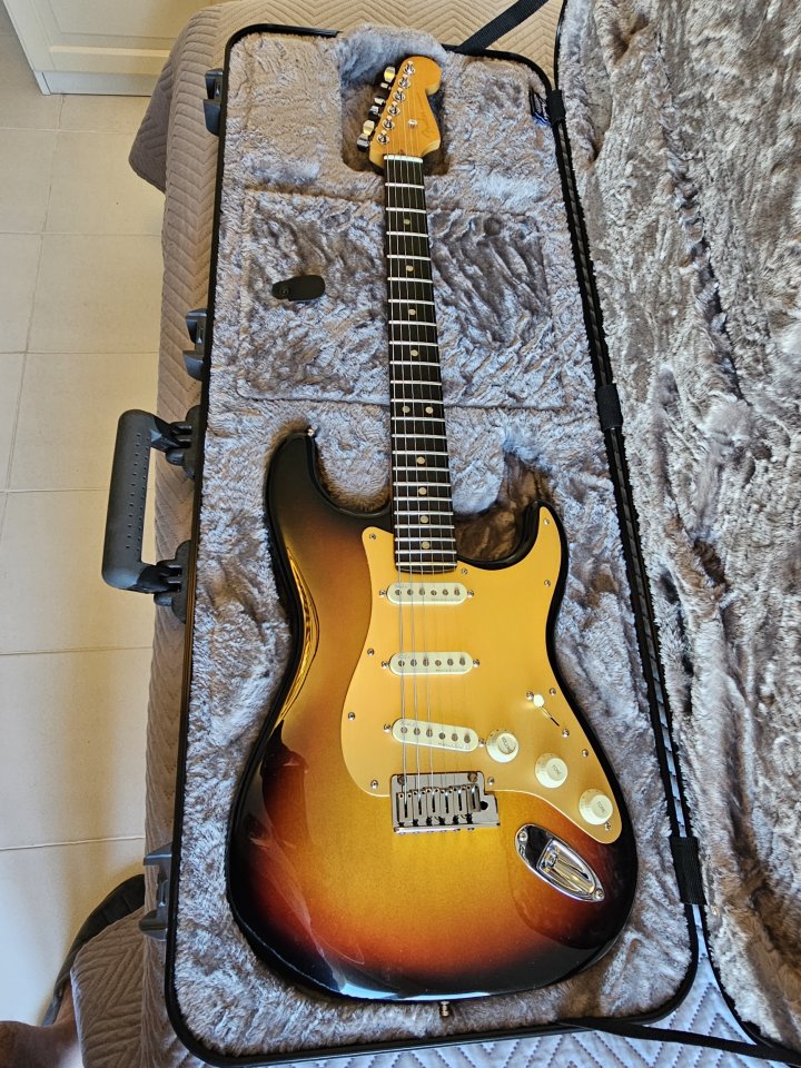 Fender Am Ultra II Strat EB UBST de segunda mano · Foto 1 de 6 · Barcelona · 1800 €