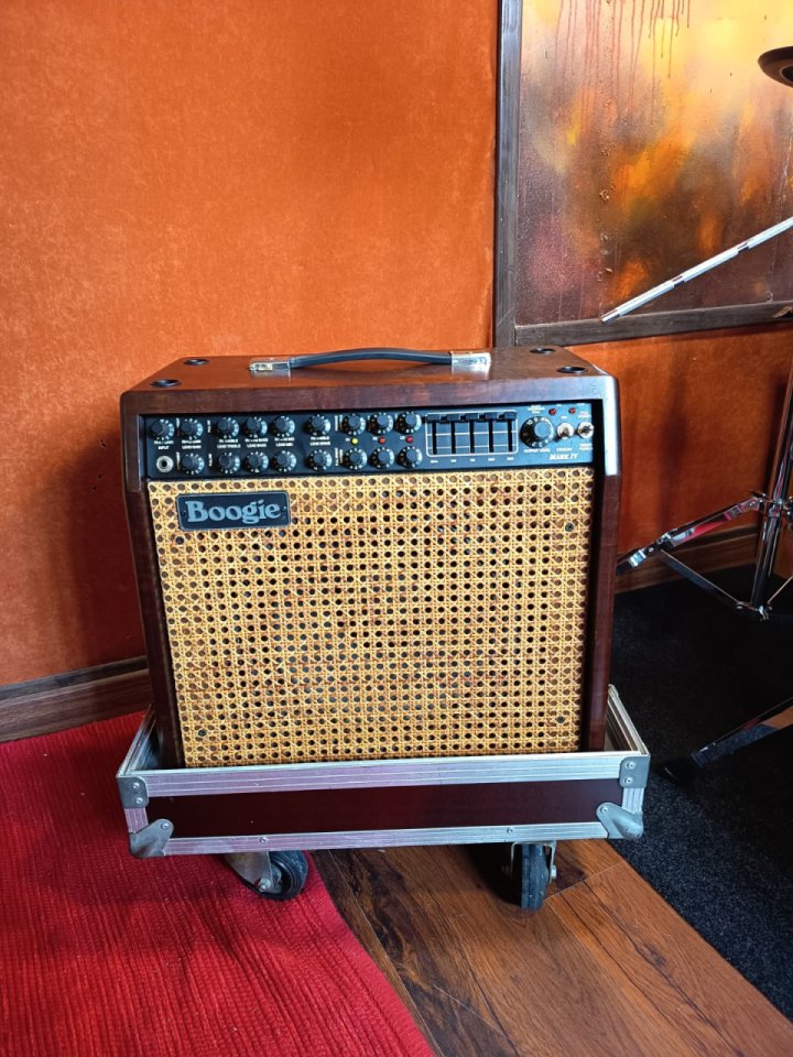 Mesa Boogie Mark IV  ( mueble de madera y rejilla de mimbre )