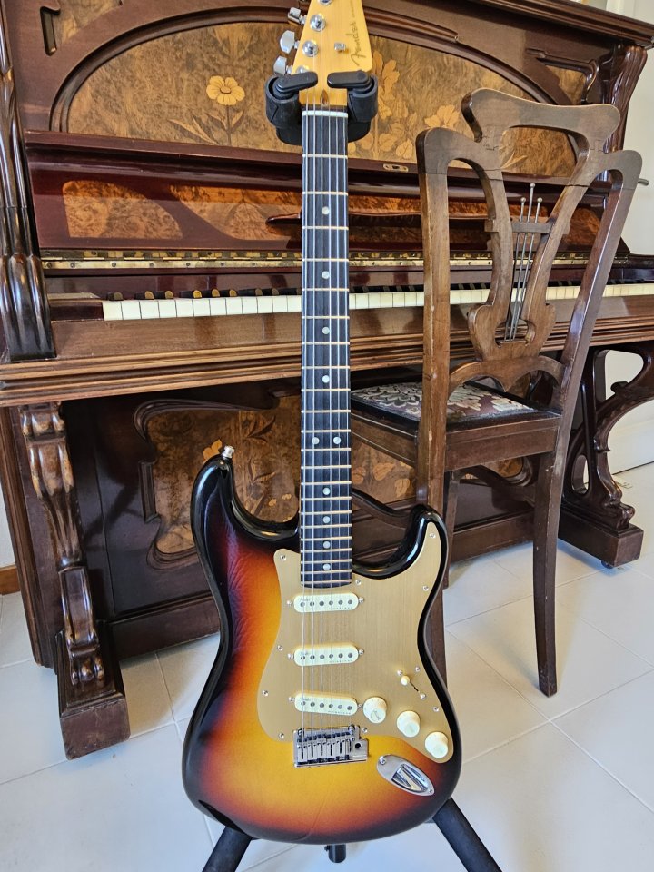 Fender Am Ultra II Strat EB UBST de segunda mano · Foto 2 de 6 · Barcelona · 1800 €