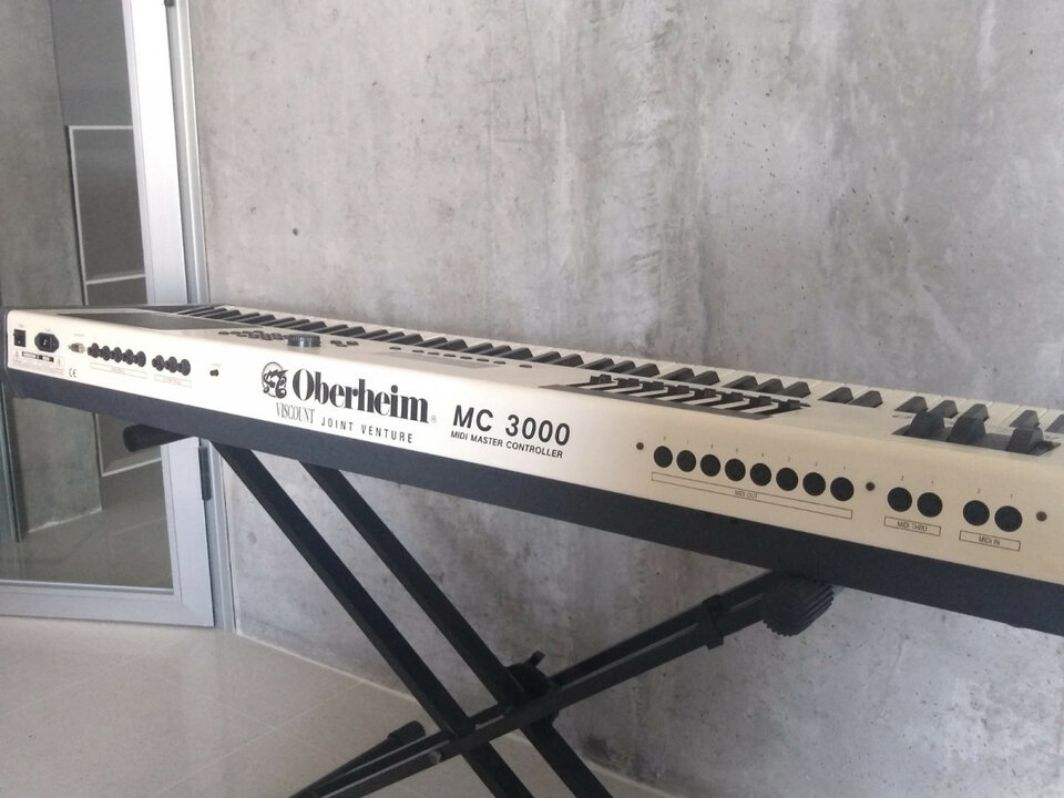 Teclado controlador Oberheim MC 3000