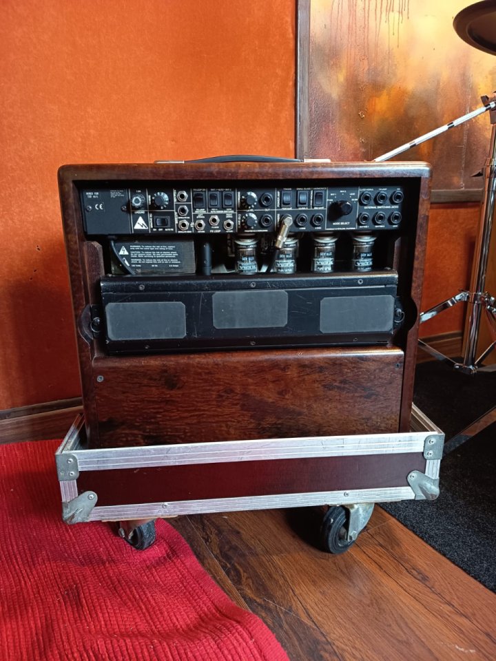 Mesa Boogie Mark IV  ( mueble de madera y rejilla de mimbre )