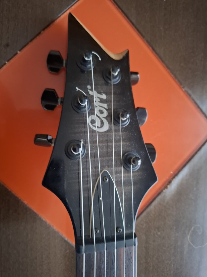 Explorer Cort EMG 85-60 VX-4X de segunda mano · Foto 6 de 8 · Murcia · 350 €
