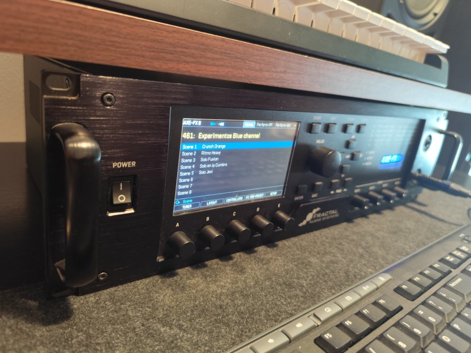 Fractal Audio Axe FX III Mark I + Flightcase (o CAMBIO por FM3) de segunda mano · Foto 1 de 7 · Murcia · 1800 €