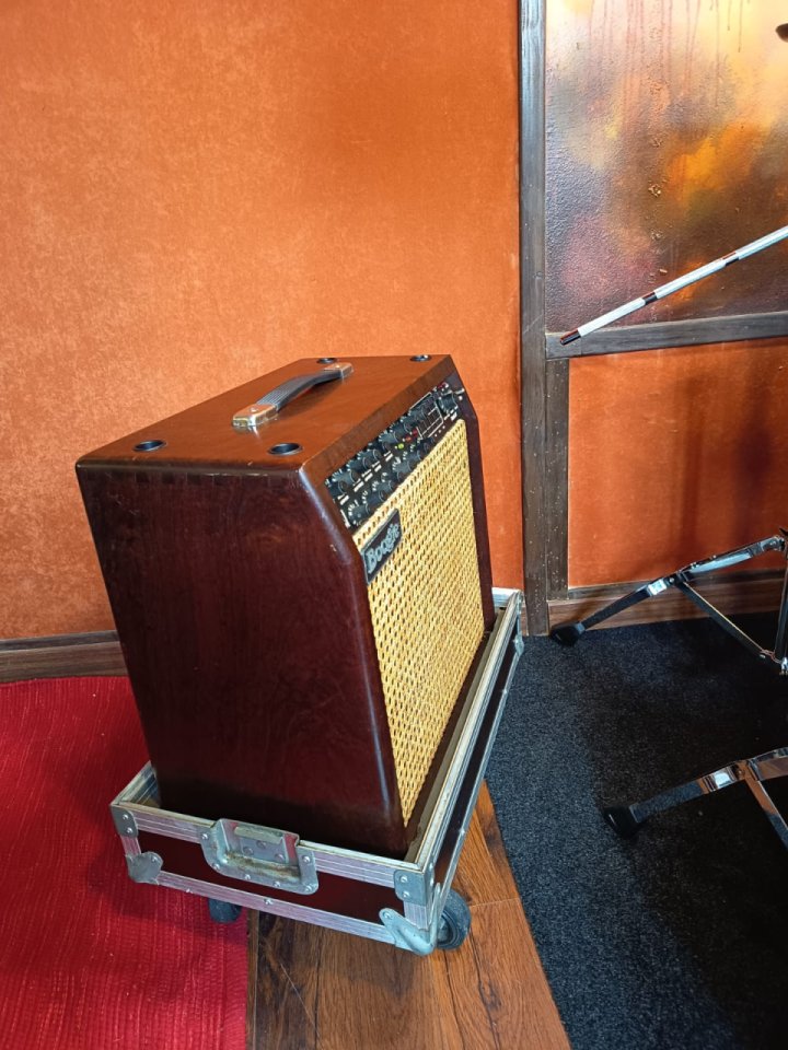 Mesa Boogie Mark IV  ( mueble de madera y rejilla de mimbre )