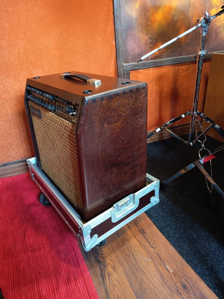 Mesa Boogie Mark IV  ( mueble de madera y rejilla de mimbre )