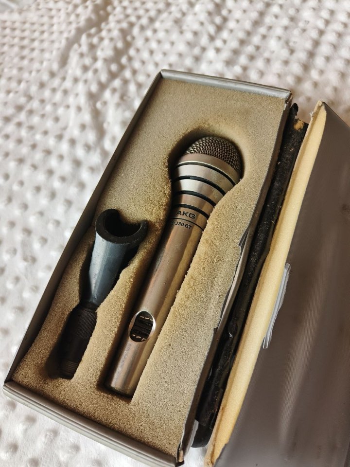 AKG D330BT – Micrófono dinámico vintage con caja y pinza originales