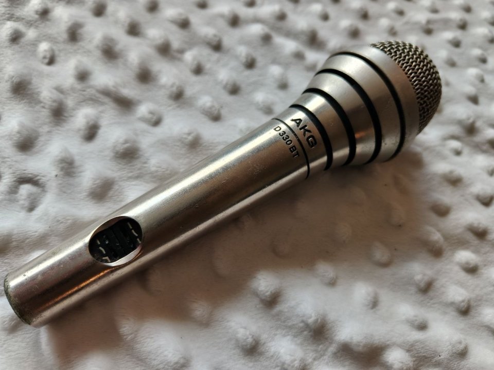 AKG D330BT – Micrófono dinámico vintage con caja y pinza originales