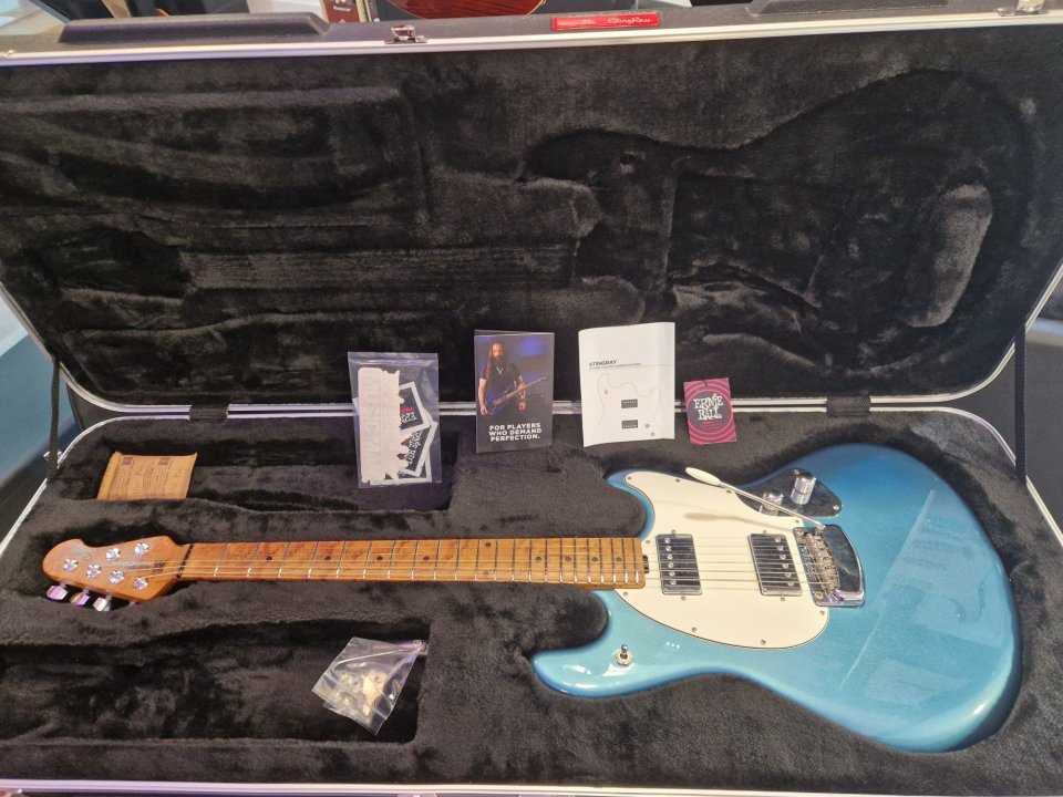 Musicman Stingray en estado mint de segunda mano · Foto 1 de 7 · Navarra · 1899 €