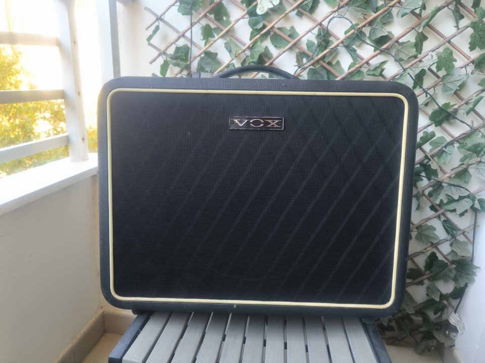 Pantalla VOX con Celestion alnico gold 16ohm ¡Envío incluido! de segunda mano · Foto 1 de 4 · Murcia · 240 €
