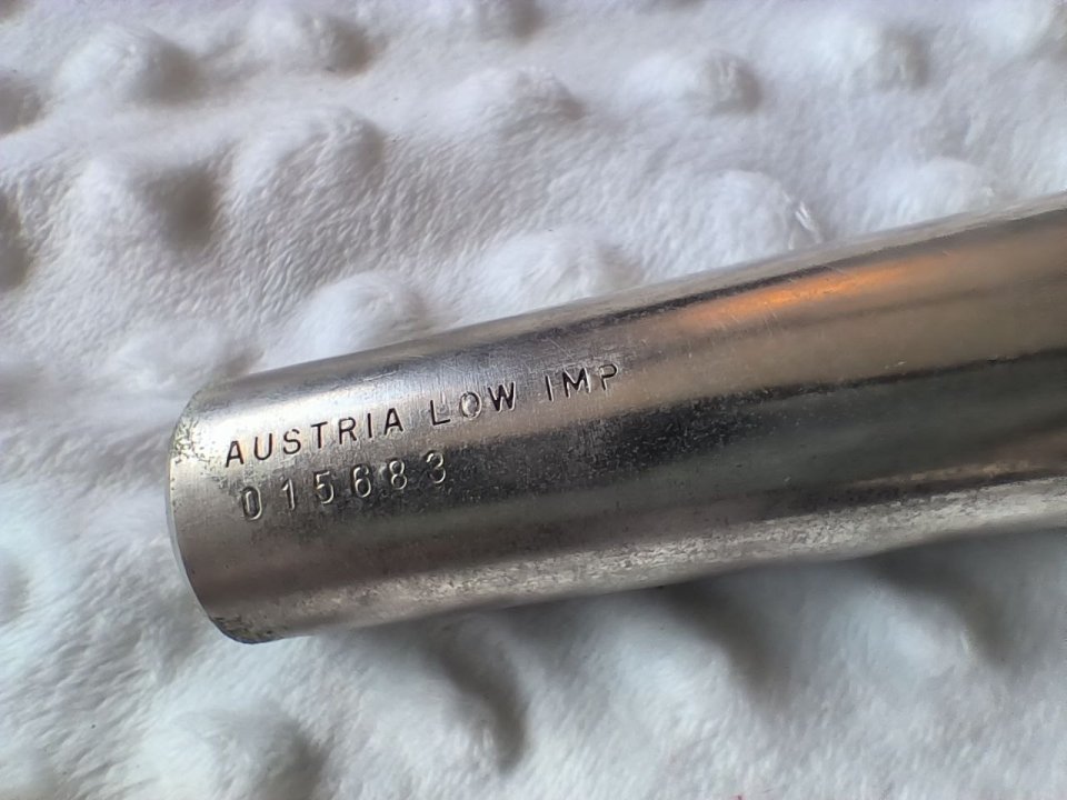 AKG D330BT – Micrófono dinámico vintage con caja y pinza originales