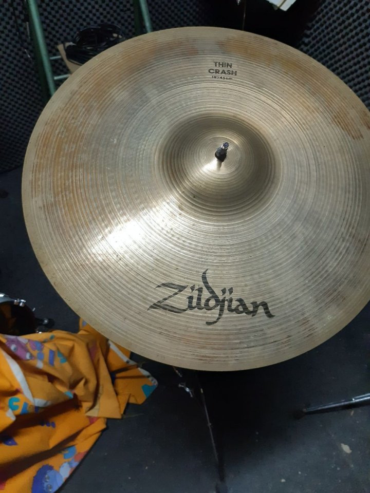 Vendo plato ZIlDJIAN THIN CRASH de 18" - escucho ofertas de segunda mano · Foto 1 de 3 · Madrid
