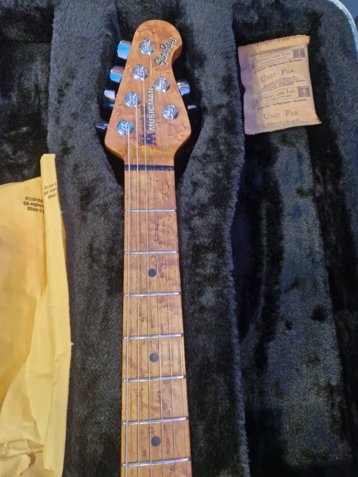 Musicman Stingray en estado mint de segunda mano · Foto 2 de 7 · Navarra · 1899 €