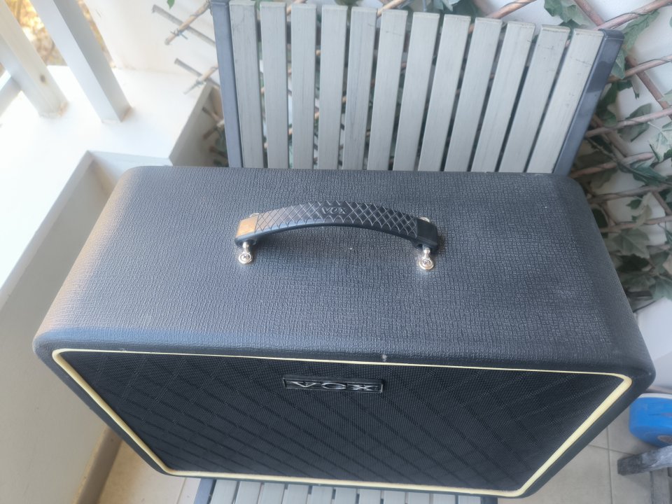 Pantalla VOX con Celestion alnico gold 16ohm ¡Envío incluido! de segunda mano · Foto 2 de 4 · Murcia · 240 €