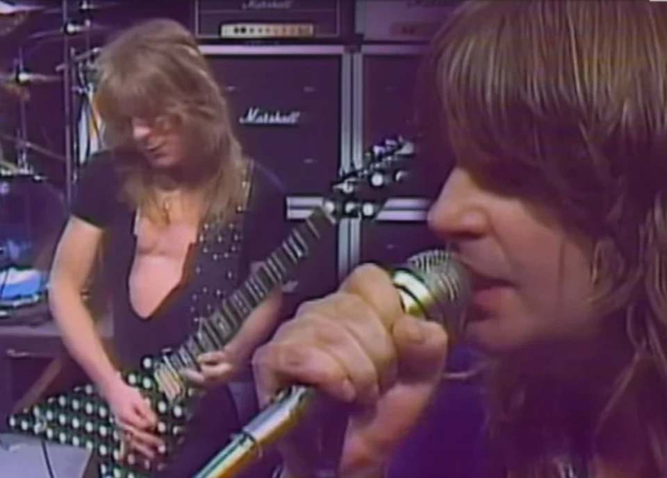 AKG D330BT – Micrófono dinámico vintage con caja y pinza originales