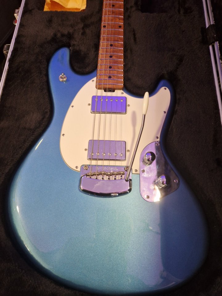 Musicman Stingray en estado mint de segunda mano · Foto 3 de 7 · Navarra · 1899 €