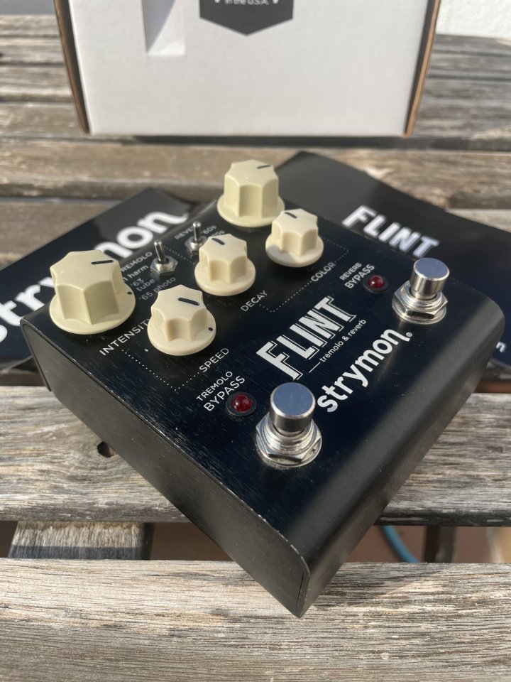 Pedal Flint v1 Strymon Reverb Tremolo de segunda mano · Foto 1 de 5 · Barcelona · 275 €