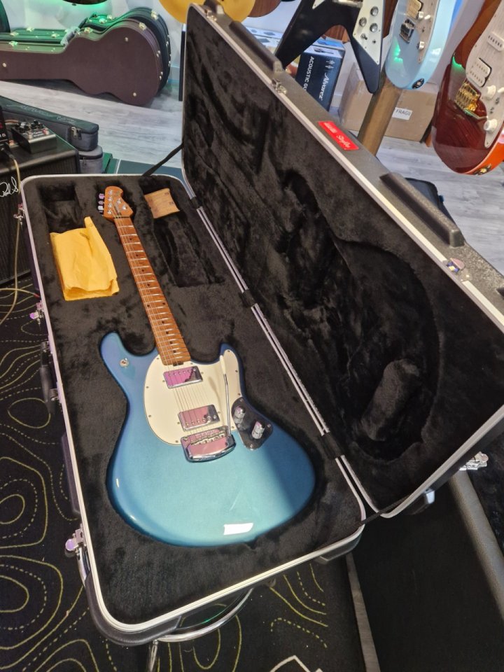Musicman Stingray en estado mint de segunda mano · Foto 4 de 7 · Navarra · 1899 €
