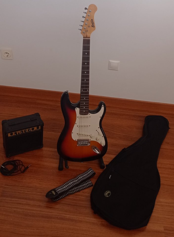 Guitarra eléctrica y amplificador de segunda mano · Foto 1 de 3 · Cuenca · 100 €