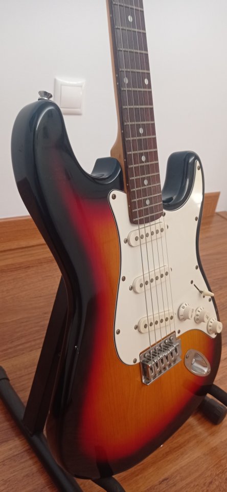 Guitarra eléctrica y amplificador de segunda mano · Foto 2 de 3 · Cuenca · 100 €