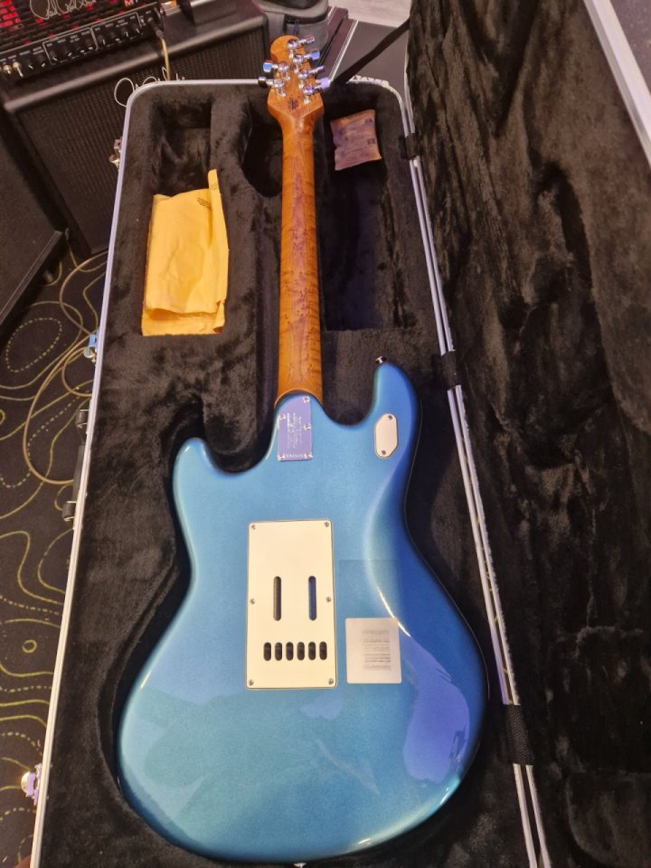 Musicman Stingray en estado mint de segunda mano · Foto 7 de 7 · Navarra · 1899 €