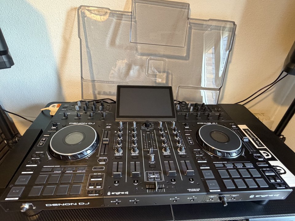Denon Prime 4 Plus + accesorios de segunda mano · Foto 1 de 10 · Madrid · 2200 €