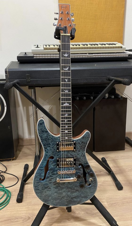 Guitarra Semihollow estilo PRS ¡Como nueva y envío incluido! 2,9KG de segunda mano · Foto 1 de 6 · Murcia · 230 €