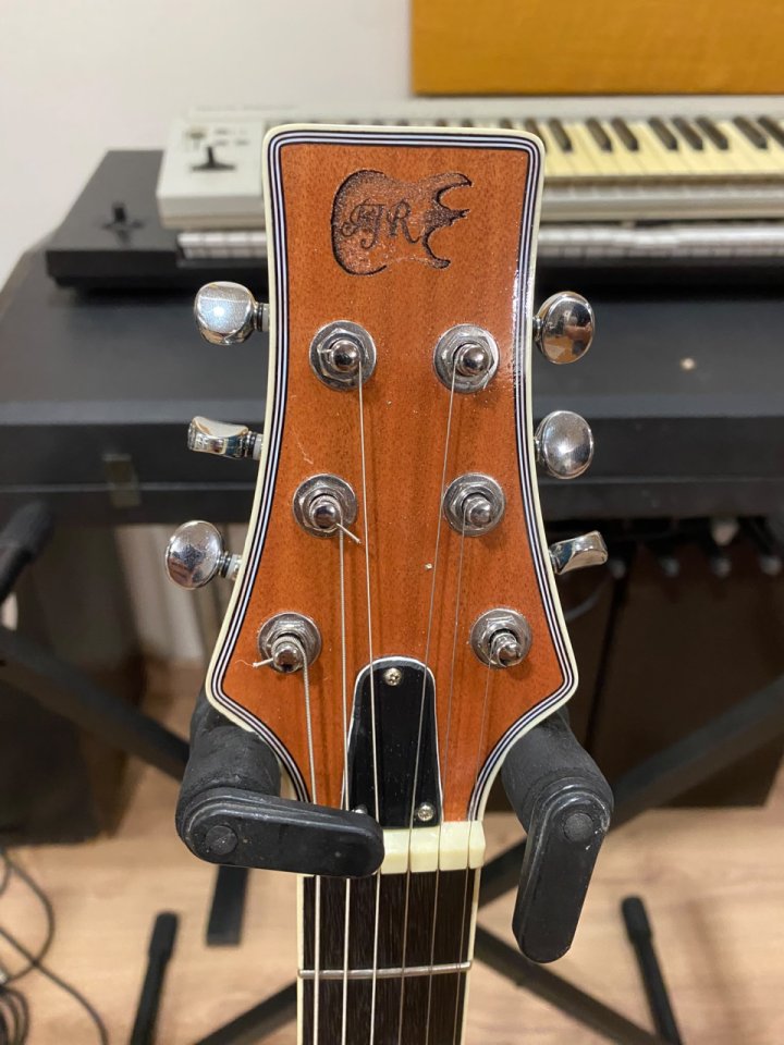 Guitarra Semihollow estilo PRS ¡Como nueva y envío incluido! 2,9KG de segunda mano · Foto 4 de 6 · Murcia · 230 €