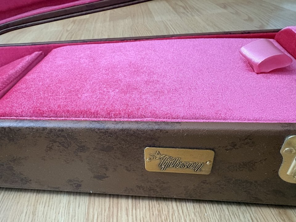 Estuche original Lifton case Gibson Les Paul custom shop R6 de segunda mano · Foto 3 de 3 · Madrid · 200 €