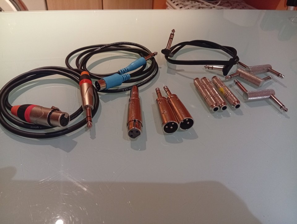 Cables y conexiones TRS MIDI, XLR etc de segunda mano · Foto 1 de 5 · Bizkaia · 20 €
