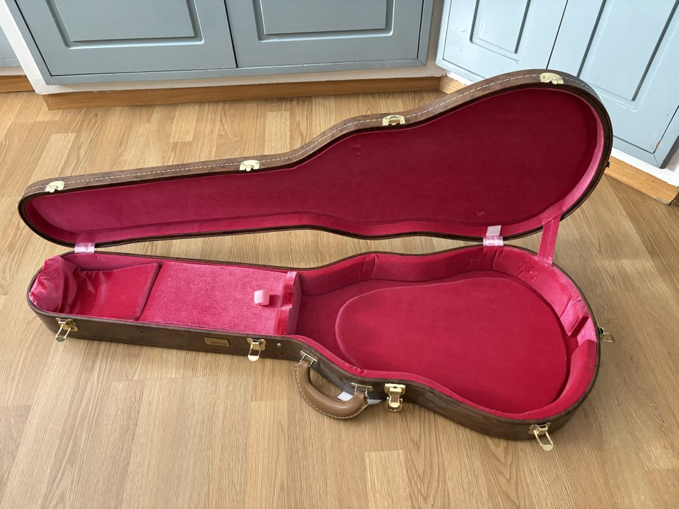 Estuche original Lifton case Gibson Les Paul custom shop R6 de segunda mano · Foto 2 de 3 · Madrid · 200 €