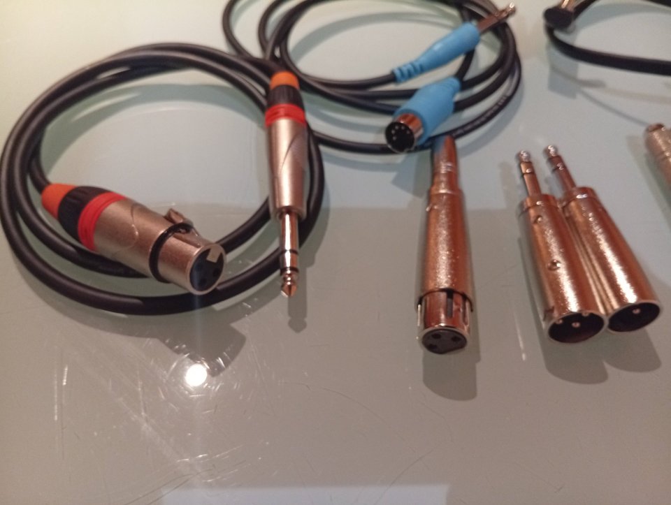 Cables y conexiones TRS MIDI, XLR etc de segunda mano · Foto 3 de 5 · Bizkaia · 20 €