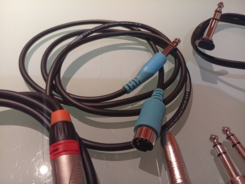 Cables y conexiones TRS MIDI, XLR etc de segunda mano · Foto 4 de 5 · Bizkaia · 20 €