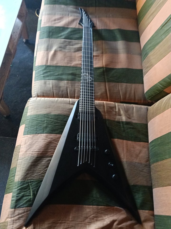 Guitarra 7 cuerdas Solar V2.7C de segunda mano · Foto 1 de 10 · Badajoz · 750 €