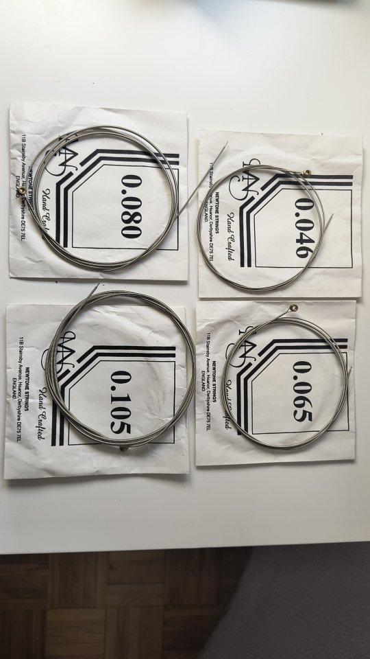 Cuerdas para bajo Newtone String (UK) de segunda mano · Foto 1 de 4 · Madrid · 12 €